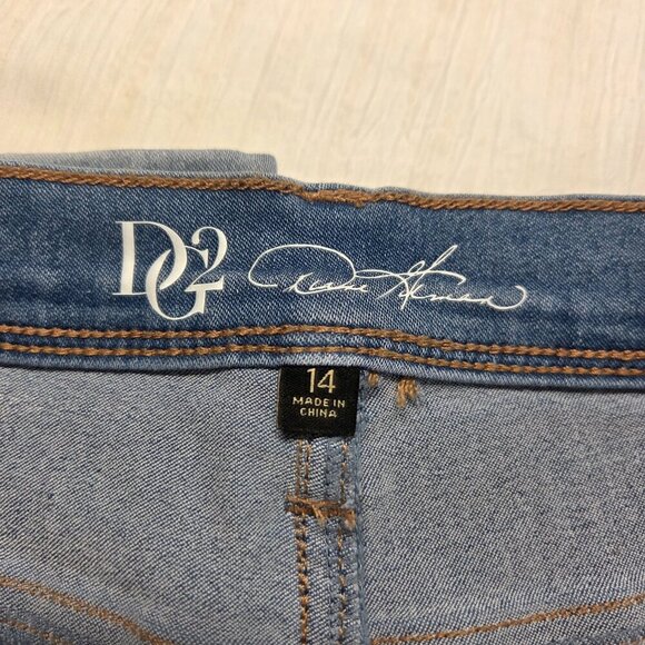 DG2 by Diane Gilman 14 Light Wash Denim Blue Slight Flare Summer Capri Pants - Picture 9 of 12